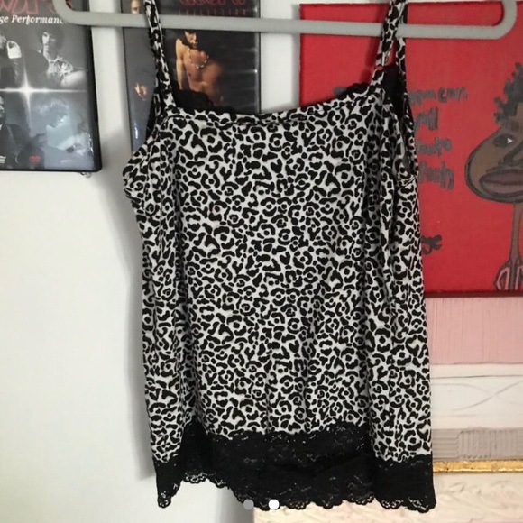 Cute black and white cheetah print tank top with pretty black lace lining - Picture 3 of 3